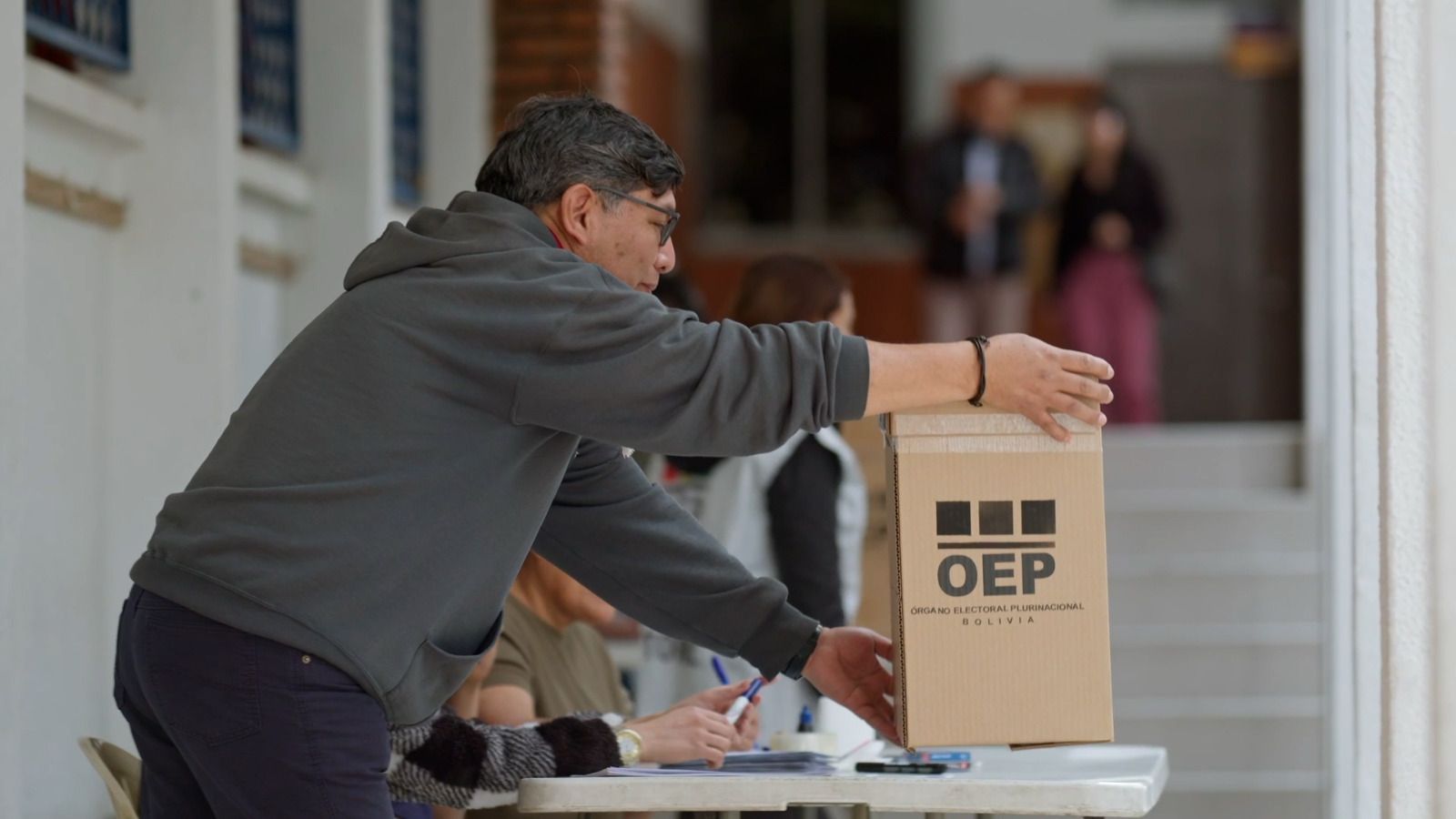 Jurado electoral preparando la maleta de sufragio